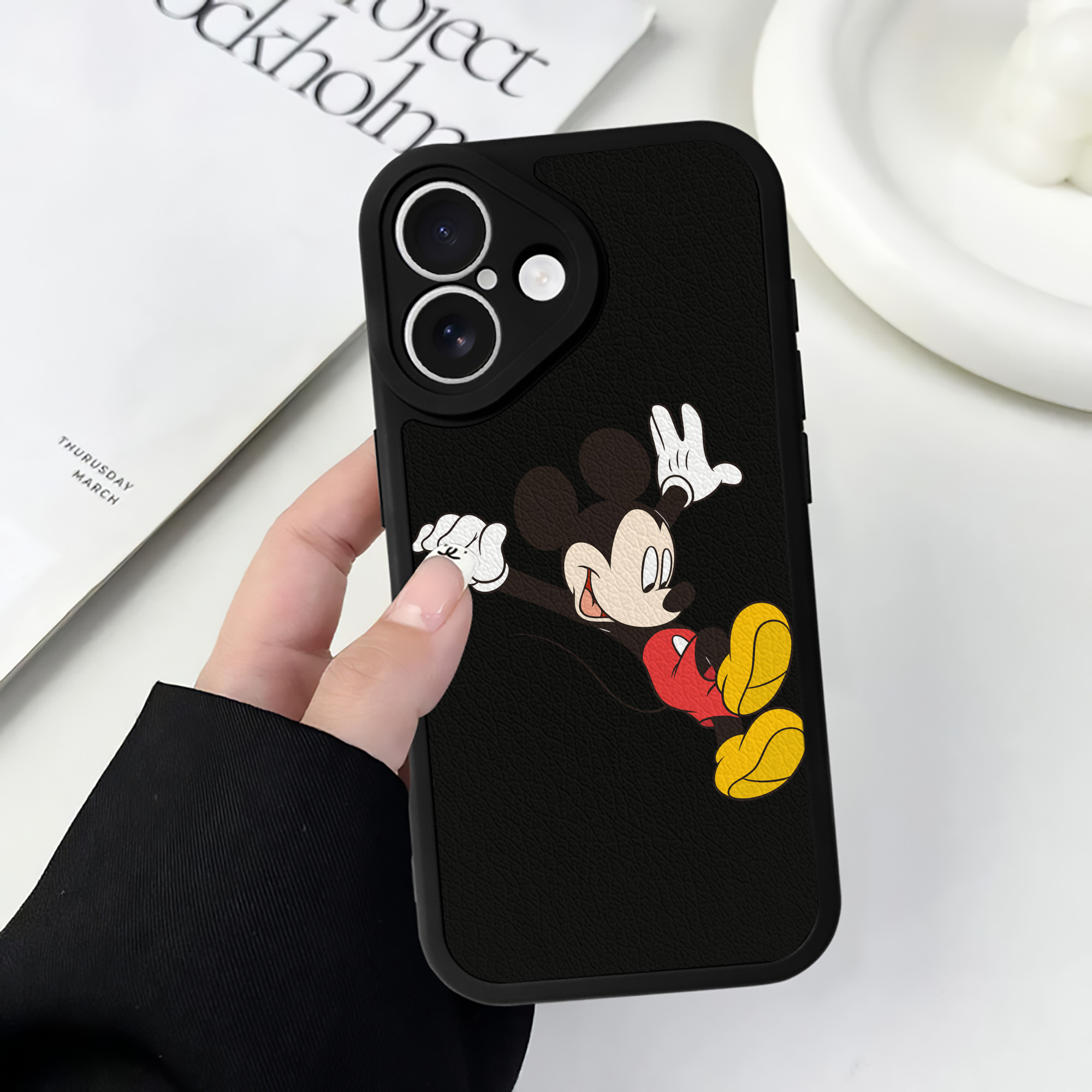（画像用） ミッキーマウス Mickey Mouse 【iPhone 16シリーズ対応】シリコンスマホケース（レザー調） 材質：シリコン